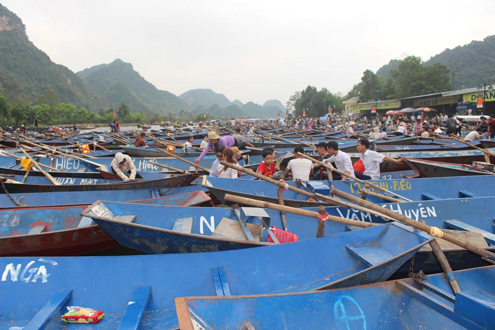 Tái diễn du khách không mặc áo phao trên suối Yến, chùa Hương